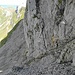 Die unangenehmste Stelle bei der Traversierung der Löchlibetter: Hier erfolgte der Aufstieg, hart an der Felswand entlang, in sehr losem Gestein.