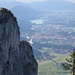 Blick vom Sattel auf 1700 Meter auf Füssen mit dem braunen Lech. In oberer Bildmitte der Weißensee.