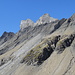 <b>Normalweg</b>: Aufstieg über das Schuttfeld nahe der Mättlenstöck und anschliessend Querung nach rechts (Norden) oberhalb des Felsbandes. Das ist auch die (lawinenexponierte) Skitouren-Route.