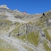Auflösung in rot: unglaublich, aber wahr! Der attraktive Gipfel rechts aussen ist bloss P. 2559.<br /><br />Der Durchstieg in die Mulde von Ober Leiterberg erfolgt entweder ganz links unterhalb des Felsbandes oder - direkter - schräg das Bachbett hoch.