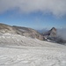 Auf dem Diablerets Gletscher, links im Bild die zahlreichen Spalten am rechten Gletscherrand. Blickrichtung Oldenhorn.