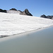 Sopra il lago ed il Chüebodengletscher si erge il ghiacciaio sospeso del Poncione di Maniò