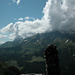 Der weitherum sichtbare Steinmann im Läsisattel: Quellwolken über Reeti, Gemschbärg, Schwarzhorn und Wildgärst