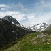 Aufstieg zur Franz-Senn-Hütte, im Hintergrund Aperer Turm (2986 m) und Alpeiner Berge, links Sommerwand-Grat 