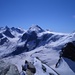 Ausblick vom Gipfel auf die Eisriesen der Monte Rosa-Gruppe