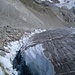 Rendez-Vous mit dem Gornersee: da hat sich was getan! Eine bis zu 20 Meter tiefe Schlucht hat sich ins Eis geschnittten.
