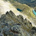 Nach der längeren Querung, beim Einstieg zur eigentlichen Gipfelkante. Blick zurück auf die Route, sowie auf den Nidersee (hellblau) und Obersee (dunkelblau) und Leutschachhütte in der Mitte.