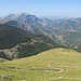 Nordseitig gegenüber liegt der Monte Catria (1701 m), vorgelagert die Graskuppe des Monte Motette.