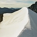 Bildschöner Schneegrat auf dem Sackhorn. Darüber der unheimliche "Drachenrücken" des Doldenhorns.