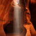 La luce che scende in un fascio verticale all'interno dell'Upper Antelope Canyon...momento mistico! <br />C'è ma non si vede...gente nascosta in ogni anfratto! 
