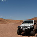 Una jeep davanti all'entrata e dietro il tratto di deserto che si percorre per arrivarci! Divertente! 