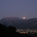 La luna spunta dietro la montagna simbolo di Lecco: IL RESEGONE