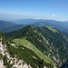 Blick vom Dürrenbergjoch über den Aufsteigsweg hinweg ins Alpenvorland