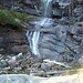 Il sentiero sale lungo l'emissario del Lago del Starlaresc che scende con una sequenza di cascatelle.