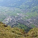 Tiefblick auf Sargans, 1350m tiefer, kurz vor dem Gipfel, mit Picknickerin (ohne Vertigo).