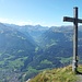 Das Gipfelkreuz mit Gipfelbuch. Der Blick geht direkt ins Weisstannental.