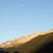 Sotto i raggi del primo sole e dell’ultima luna del mattino sfilano i giganti della Val Bedretto: da destra Pesciora, Rotondo, Ruino e Cassina Baggio