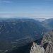 Blick von der Zugspitze ins Alpenvorland, im Vordergrund der Riffelkamm
