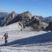 In leichter Steigung wird der Gletscher überquert - hinten die Freispitze