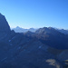 Blick vorbei am gewaltigen Felsstock des Piz Ela gegen die Gletscher-Gipfel des Engadins.