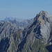 Die Freispitze (rechts), links im Hintergrund die Zugspitze