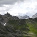 Vordere Reihe: Bassa di Folcra, Pizzo Gararesc, im Hintergrund Chüebodenhorn , Poncione di Manio, Pizzo Nero