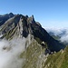 Eine der eindruckvollsten Aussichten im Alpstein: vom Schäfler in Richtung Hängeten, Altenalptürm, Öhrli, Hüenerberg und Säntis