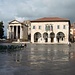 Forum in Pula, links der Augustustempel