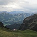 trotz schlechter Wetterbedingungen sind erstaunlich viele Gipfel zu erkennen;
unten das Bergrestaurant Obriste Morgete