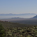 Mono Basin - Blick vom nördlich der June Lake Junction an der U. S. Route 395 gelegenen Aussichtspunkt zum Panum Crater (mittig) und dem unter morgentlichem Dunst versteckten Mono Lake.