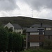 Der mastbesetzte Cow Hill (287m) ist der Hausberg von Fort William / An Gearasdan. Wer zum Ben Nevis will umrundet den Hügel und gelangt so zu Visitor Centre oder dem Hostel Ben Nevis Inn.