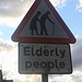 Humor haben die Briten: "Frail elderly or disabled pedestrians likely to cross road ahead , DOT 544.2"