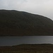 Der Bergsee Lochan Meall an t-Suidhe (559m) und der gleichnamige 711m hohe Gipfel Meall an t-Suidhe.