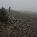 André im Aufstieg bei trübem Wetter am Rande des Gipfelplateaus bei der letzten Kehre auf 1180m.