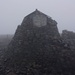 Die Schutzhütte auf dem Ben Nevis (1344m). In der engen Hütte konnten wir zum Glück ohne Regen und Sturmwind unsere Gipfelrast machen.