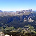 Blick nach Westen, Langkofel links, Puez im Bildmitte, Geisler Gruppe rechts, mit Saas Rigais, 3025m, gut erkennbar.