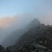 Morgennebel beim Aufstieg zur Fineilspitze