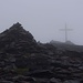 Das grosse Gipfelkreuz auf dem Carrauntoohil / Corrán Tuathail (1040m) taucht im Nebel auf.