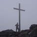 Bei Wind, Nebel und Regen stehe ich auf dem höchsten Berg Irlands, dem Carrauntoohil / Corrán Tuathail (1040m). Mit der Gipfelbesteigung habe ich nun die Hälfte aller Landeshöhepunkte Europa besucht!