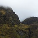 Die Nordkante und das Eagle's Nest vom Carrauntoohil / Corrán Tuathail (1040m). Dahinter ist der eingenebelte Giipfel Beenkeragh / Binn Chaorach (1010m) mit seinem gezackten Ostgrat.