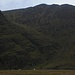 Der Felszahn Coomcallee und der Hügel Knockbrinnea (854m) über dem Lough Gouragh. Foto oberhalb der Hags Glen.