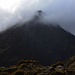 Auf dem Rückweg gaben die Wolken für wenige Sekunden den Gipfel des Carrauntoohil / Corrán Tuathail (1040m) frei. Schon kurze Zeit Später war der höchste Irländer wieder dick in Nebel eingepackt.