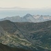 Blick vom Schoberriegel über den Kornock (Bergstation vorne links): vorne die Nockberge, dahinter die Tauern mit der Hochalmspitze