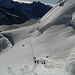 Blick aus dem [pass23102 Rottalsattel] auf das oft und gern genutzte "Nicht-nur-Ski-Depot" hinab.<br />Gut erkennt man in der Spur den Abzweig nach links, der direkt auf den <i>Jungfraufirn</i> hinunter führt.