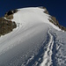 Blick aus dem [pass23102 Rottalsattel] (3885m) zur [peak2721 Jungfrau] (4158m).<br />Die Sicherungsstange inmitten der Querung zu den Felsen schwach zu erkennen.