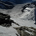 Bereits in den Gipfelfelsen der [peak2721 Jungfrau] (4158m) mit Blick zurück in die Aufstiegsspur.