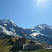Zurück auf der [hut9808 Kleine Scheidegg] mit herrlichem Blick Richtung [point11387 Jungfraujoch] und Co.<br />(Volksauflauf dank [http://www.jungfrau-marathon.ch Jungfrau-Marathon], an dem auch Ueli Steck teilnahm.)
