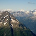 hinter dem Bristen 3073m die Mischabelgruppe, rechts davon das Weisshorn 4506m und der Galenstock 3586m mit Gipfelwechte