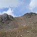 La cima a dx e la ripida discesa ora indicata con ometti