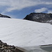 Panoramica del Chüebodengletscher. il ghiacciao scivola dentro il laghetto